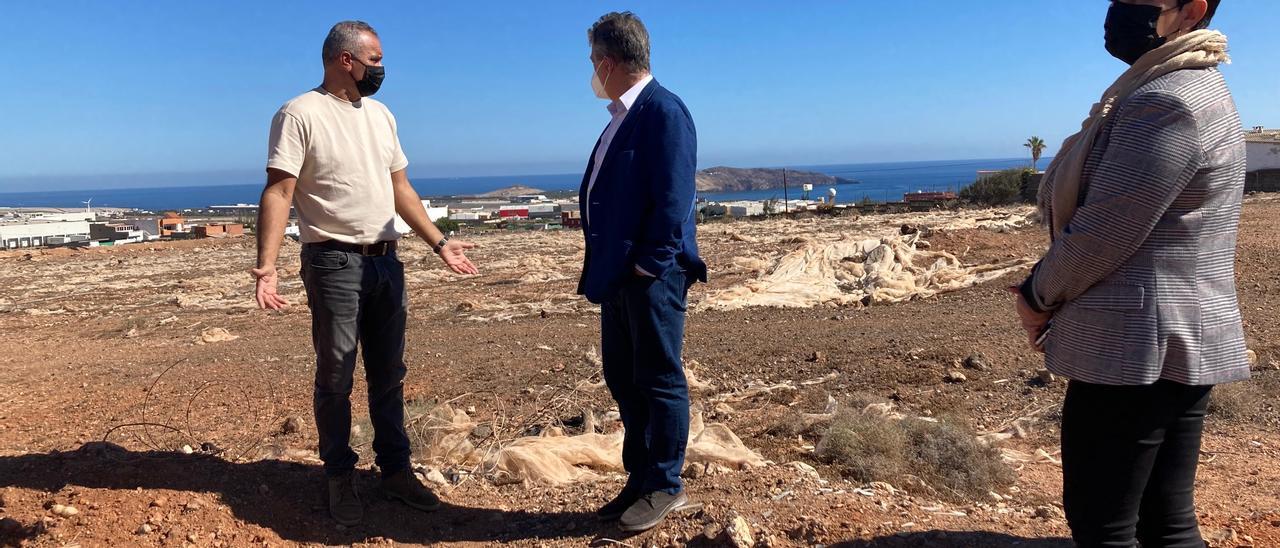 El consejero Juan Díaz, y la alcaldesa Ana Hernández, durante la visita a invernaderos abandonados.