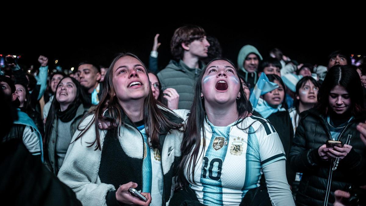 La lluvia se mezcla con las lágrimas en una Argentina sin consuelo por la derrota ante España
