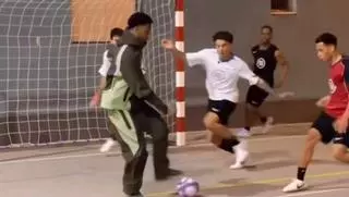Parece que a Balde no se le da nada mal tampoco el fútbol sala...