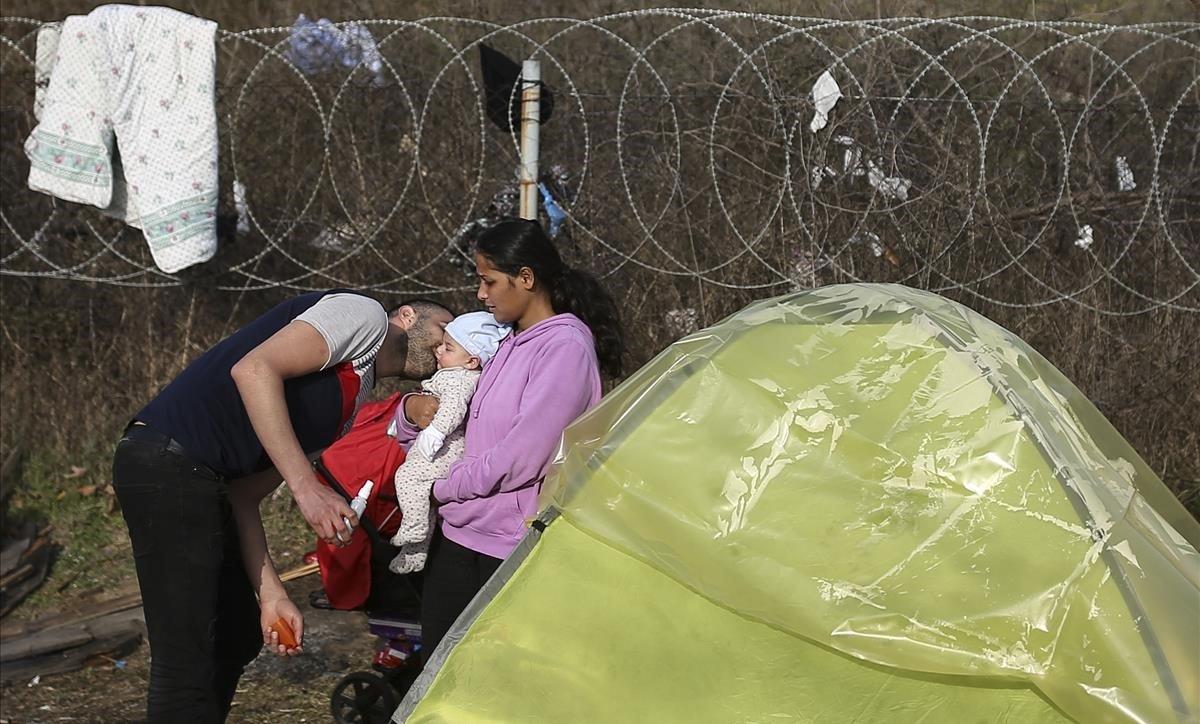 zentauroepp52688409 a migrant man kisses a baby in pazarkule near the turkish g200309163205 zentauroepp52688409 a migrant man kisses a baby in pazarkule near the turkish g200309163205