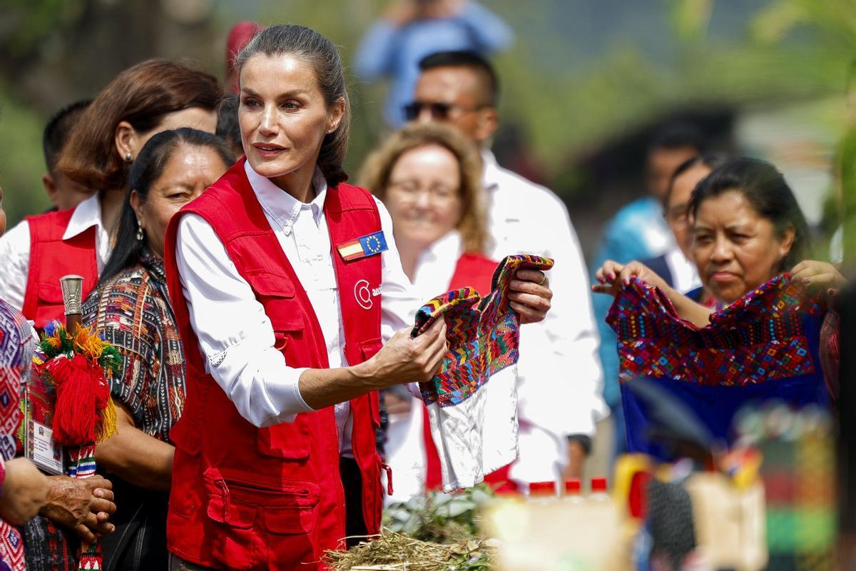 La reina Letizia visita San José Chacayá en Guatemala