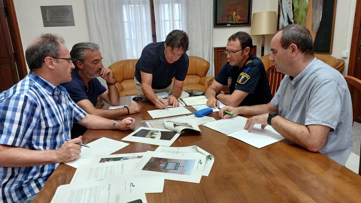 Reunión en Benicarló, este jueves, sobre el vertido incontrolado de residuos.