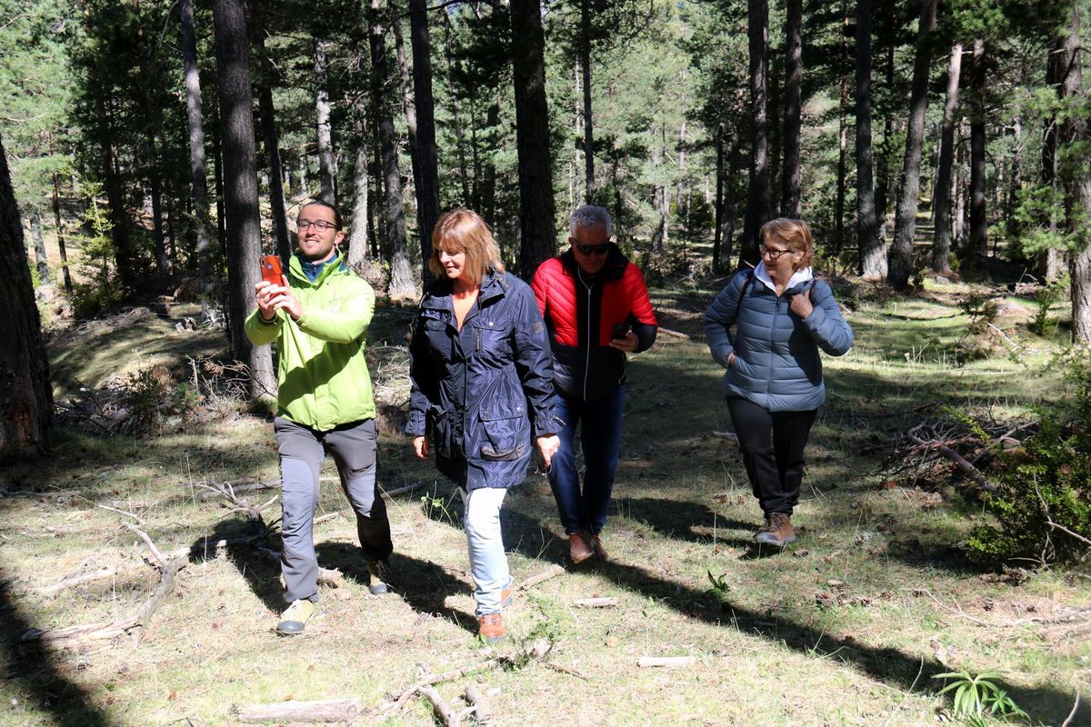 L'alcaldessa de Saldes, Dolors Jiménez, amb un dels responsables del parc i regidors de l'Ajuntament, al bosc on s'ubicarà el Meta-Park