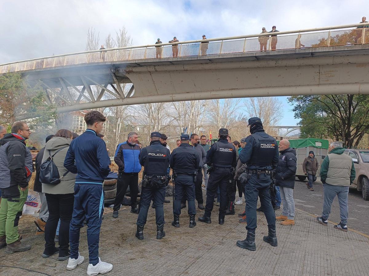 Momento en el que la Policía ha hablado con los manifestantes que cortan la N-120