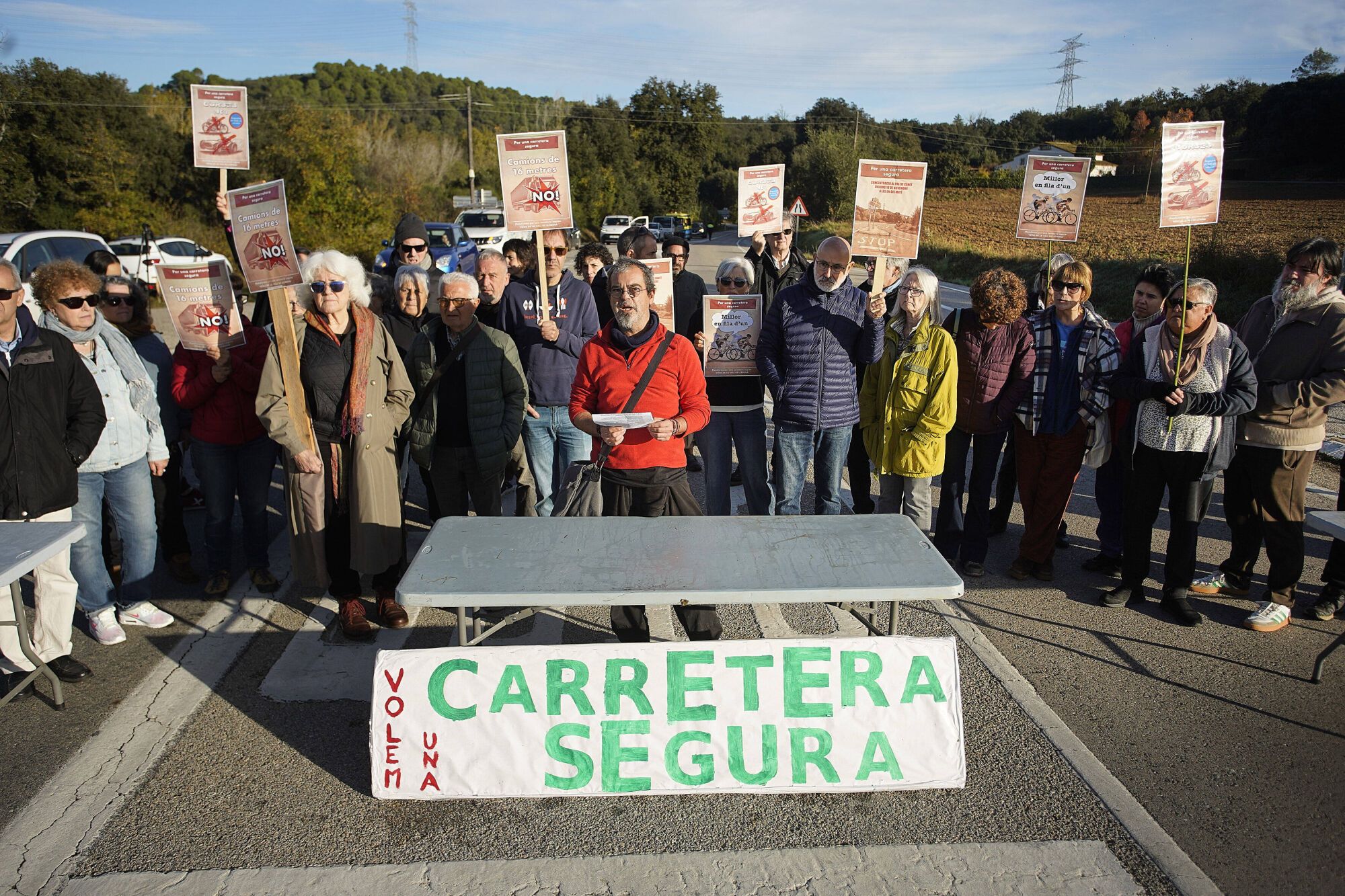 Sant Gregori Pal de Canet concentració veins per denunciar la perillositat de la Carretera GI-531 des de Sant Gregori fins a Sant Aniol de Finestres, especialment pel freqüent pas de camions de gran tonatge, grups de ciclistes