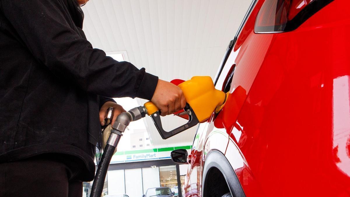 Un cliente repostaba combustible en una gasolinera Caltex de Kuala Lumpur, Malasia, el miércoles 12 de agosto de 2026. Malasia tiene previsto publicar las cifras definitivas del producto interior bruto (PIB) del segundo trimestre el 14 de agosto. Fotógrafo: Samsul Said/Bloomberg