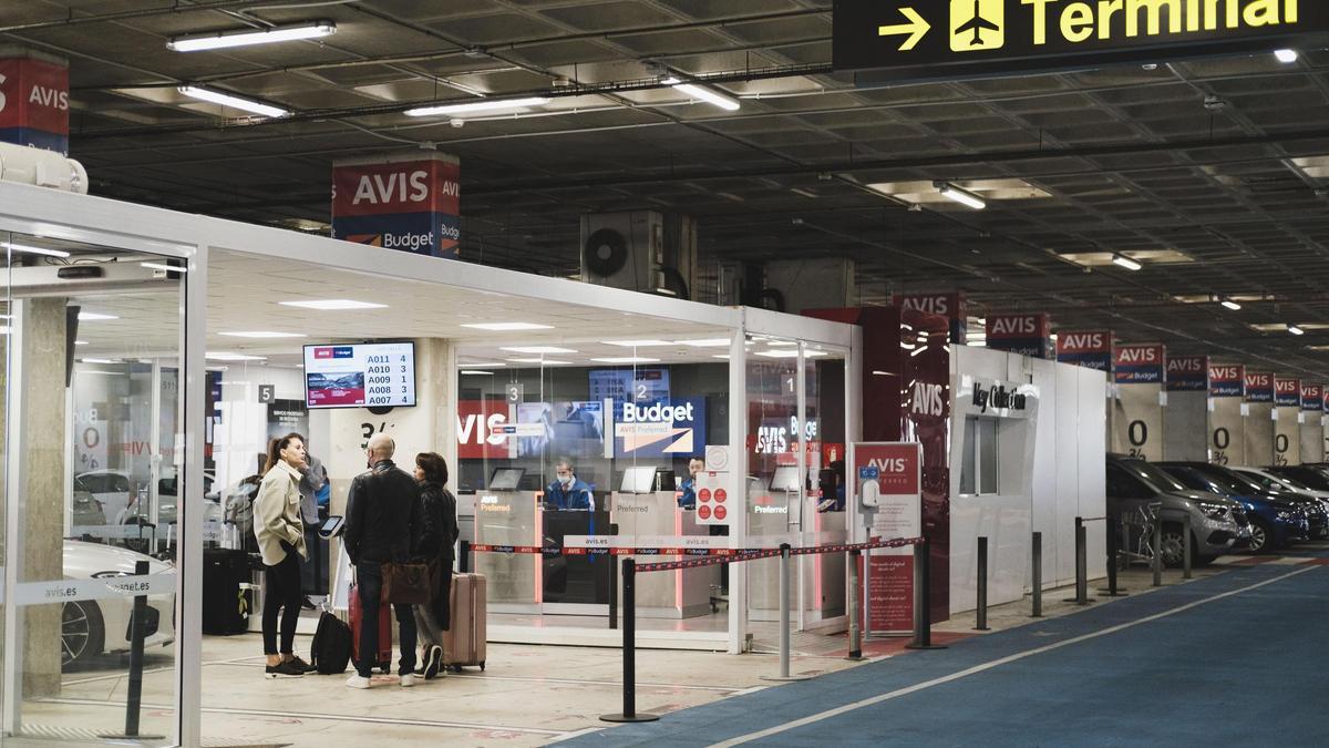 Los nuevos contratos de la licitación del 'rent a car' durarán entre cinco y ocho años, en la imagen clientes en el aeropuerto de Palma.