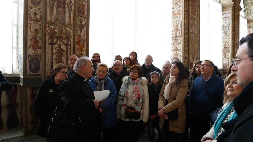 La comitiva del Año Jubilar de Caravaca conoció el vaticano. A la derecha, un momento de la recepción del embajador de España.