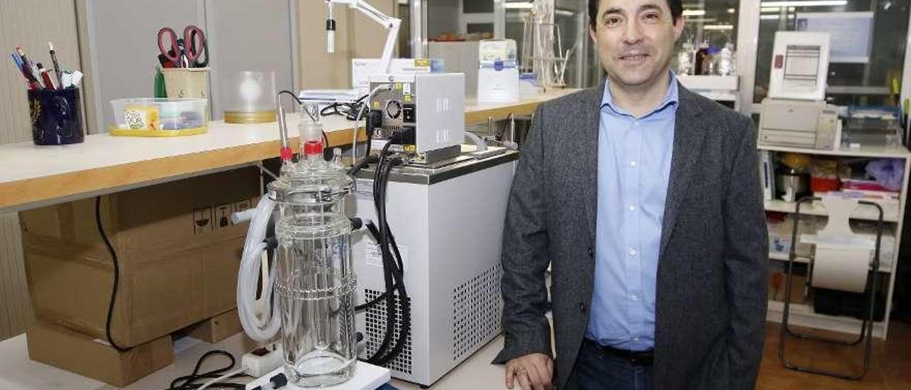 El investigador Claudio Cameselle, con un prototipo, en su laboratorio del Edificio Fundición. // Alba Villar