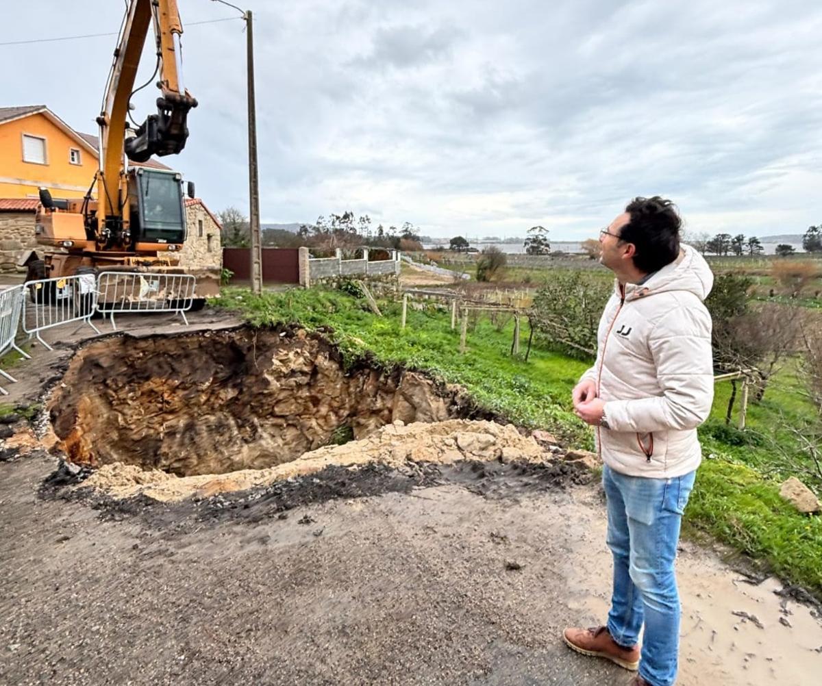 El concejal Abal Varela de Cambados en una obra.