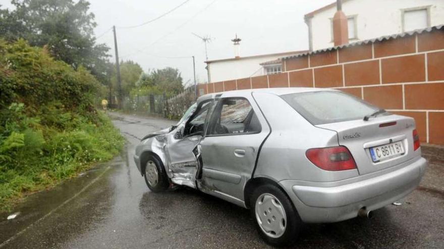 El impacto dejó seriamente dañado el coche, pero también afectó al camión.