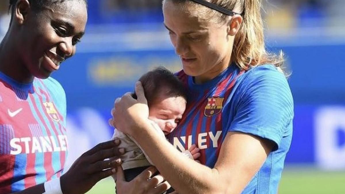 La futbolista del Barcelona Irene Paredes, junto a su hijo.