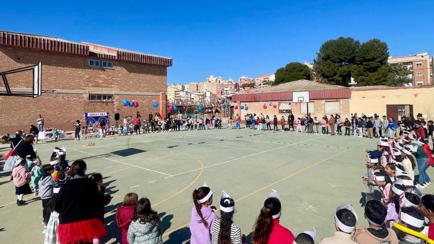 Un gran corro en el Día de la Paz en el Colegio San José Obrero de Cieza.