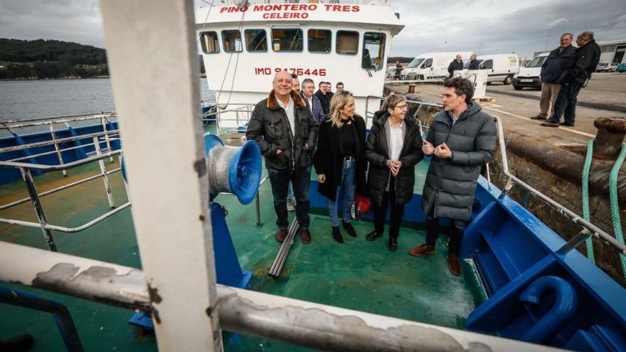 La conselleira do Mar, Rosa Quintana (2d.), en su visita ayer.  | // JOEALVEZ