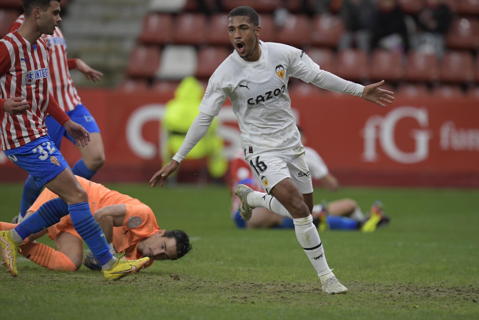 El Valencia se destapa en el Molinón (0-4)