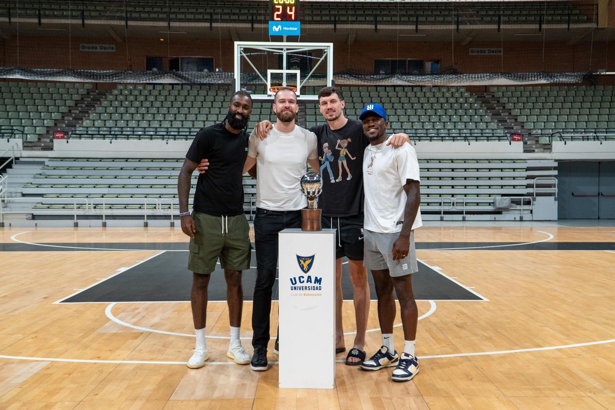 Sant-Roos, Kurucs y Ennis en la despedida de Radovic.