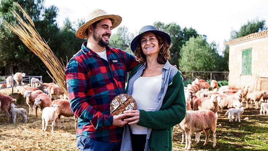 Stephan Carayon und Sylvia Pons mit ihrem Brot: Das Getreide wächst auf eigenen Feldern, es wird mit Steinen gemahlen, der Sauerteig fermentiert lange, erst dann wird gebacken.