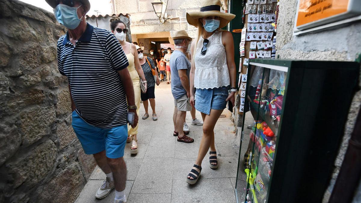 Turistas con mascarilla pasean por las estrechas calles de Combarro GUSTAVO SANTOS