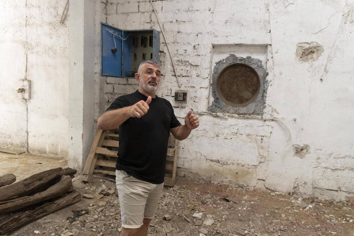 Miguel Soro en la antigua fábrica que albergará su futuro taller, esta semana.