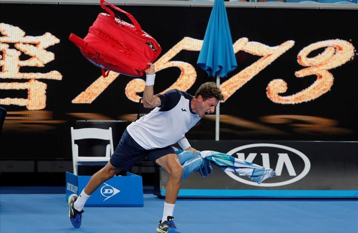 El español Pablo Carreno reacciona contra su mochila tras de perder el partido contra el japonés Kei Nishikori, en el Open de Australia.