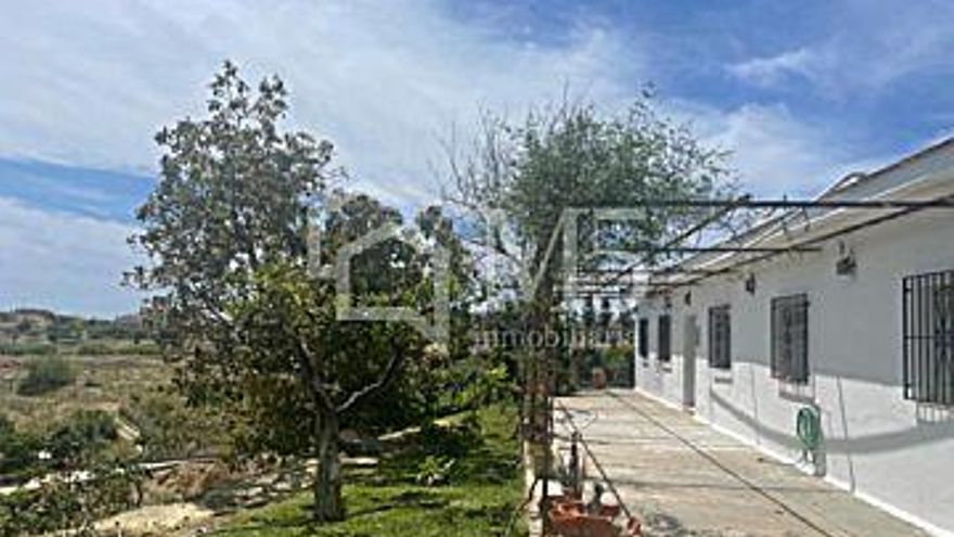 424.900 € Venta de casa en Almayate (Vélez-Málaga) 4045 m2, 10 habitaciones, 3 baños, 105 €/m2...