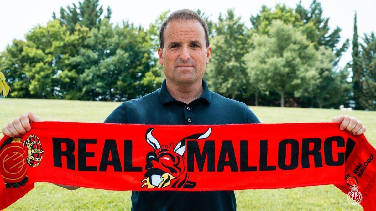 Arrasate posa con una bufanda del Real Mallorca.