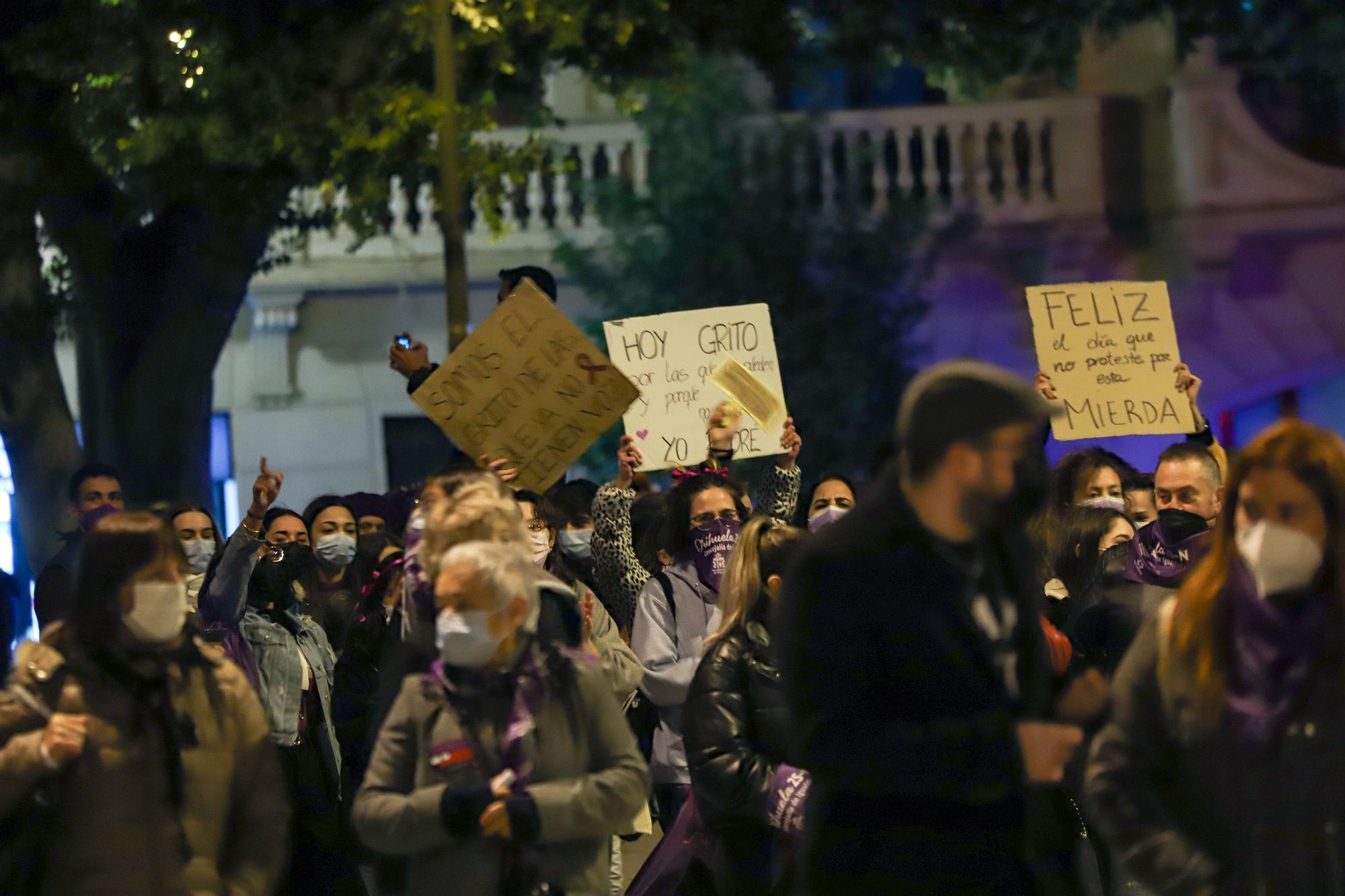 Protesta anoche en Orihuela en la marcha del 25N convocada por la Mesa de Igualdad del municipio y la concejalía