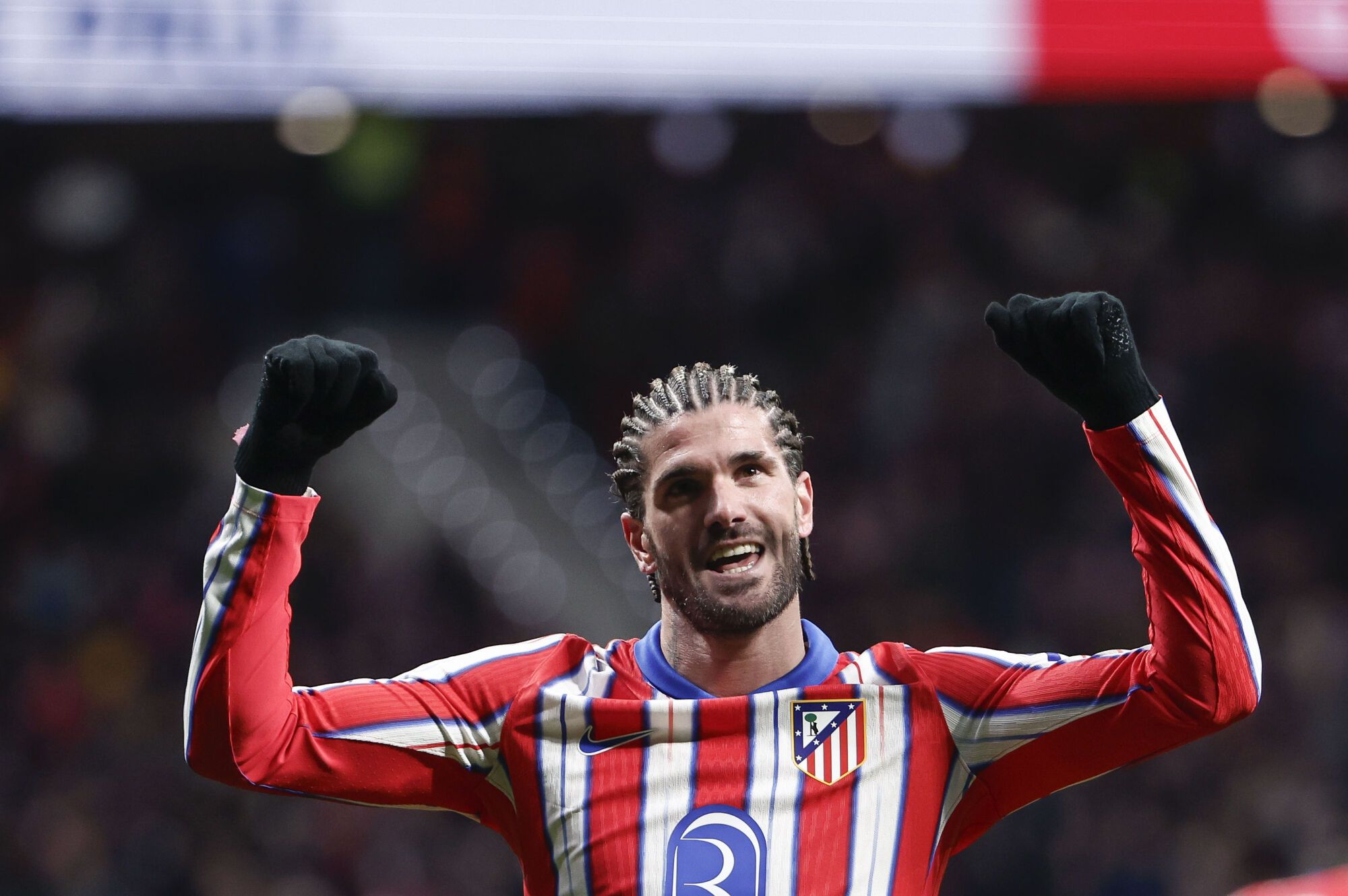 MADRID, 08/12/2024.- El centrocampista argentino del Atlético de Madrid, Rodrigo de Paul, celebra el primer gol del equipo rojiblanco durante el encuentro correspondiente a la jornada 16 de Laliga EA Sports que disputan hoy domingo Atlético de Madrid y Sevilla en el estadio Metropolitano, en Madrid. EFE / Sergio Perez.