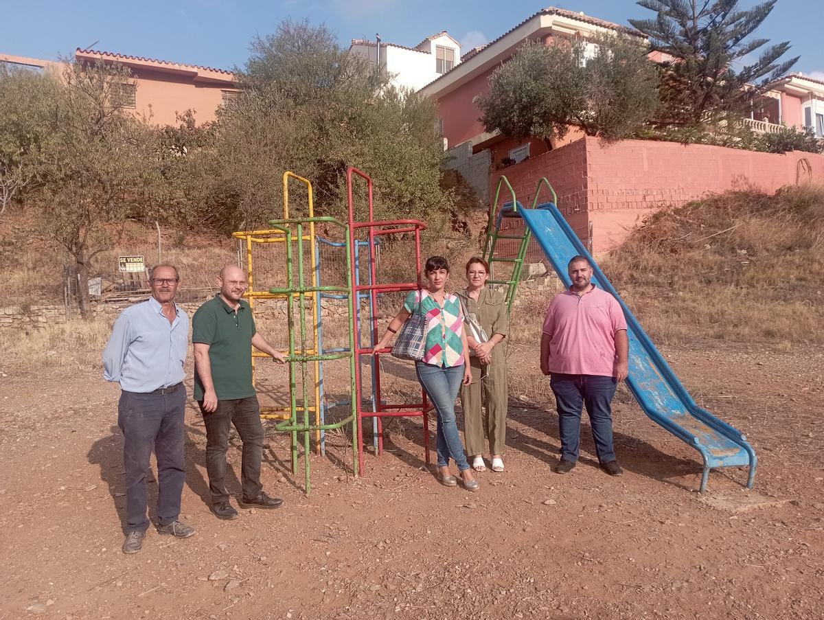 Vecinos y representantes de Con Málaga en el único parque infantil del barrio, de cerca de medio siglo de antigüedad y sin homologar.