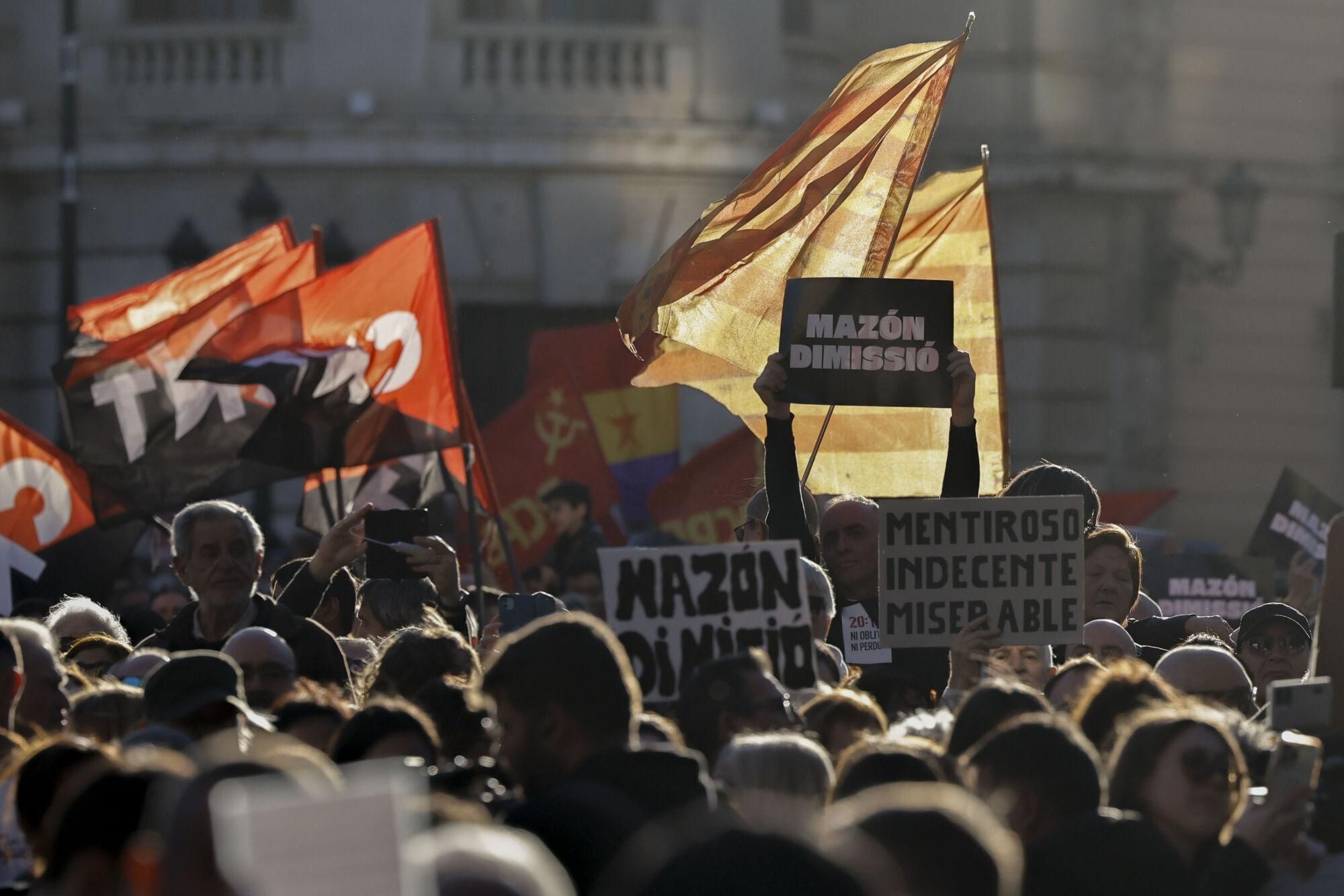 VALENCIA, 29/03/2025.- Sexta manifestación en la ciudad de València para reclamar la dimisión del president de la Generalitat Valenciana, Carlos Mazón, por su gestión de la dana del pasado 29 de octubre, este sábado, día en que se cumplen cinco meses de la catástrofe. EFE/ Ana Escobar