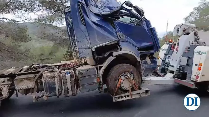 Vídeo: Cinco horas de corte para retirar el camión volcado en la carretera de Cala Llonga
