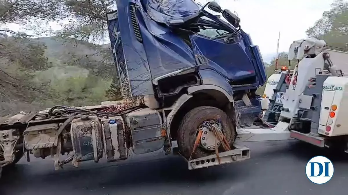 Cinco horas de corte en la carretera de Cala Llonga para retirar el camión volcado hace un mes