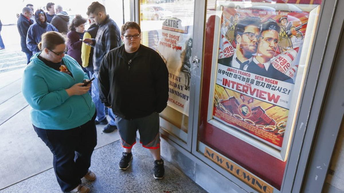 Varias personas hacen cola para ver 'The Interview' en un cine de Atlanta, el día de Navidad.