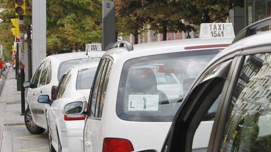 Los taxis secundarán un paro si se libera el sector de coches con conductor