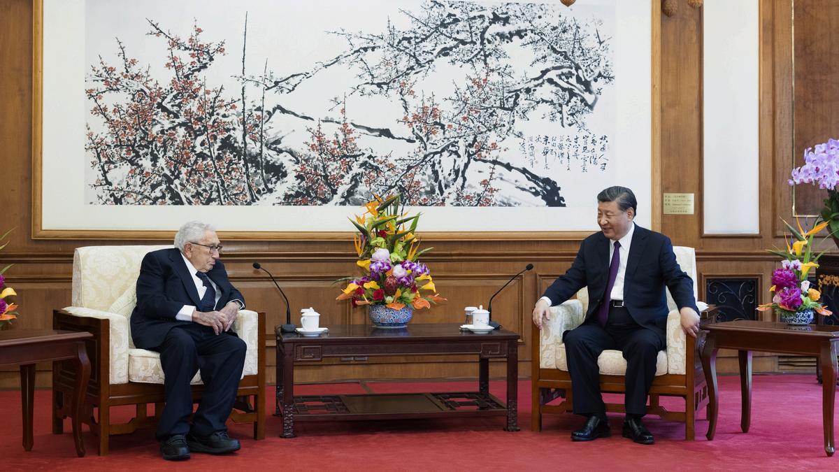 Xi Jinping recibe con honores a Henry Kissinger, ex consejero de Seguridad que acercó a China y EEUU.