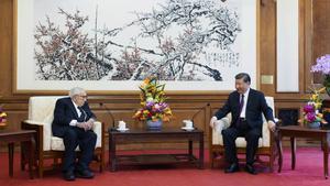 El presidente chino Xi Jinping junto a Henry Kissinger en Pekín.