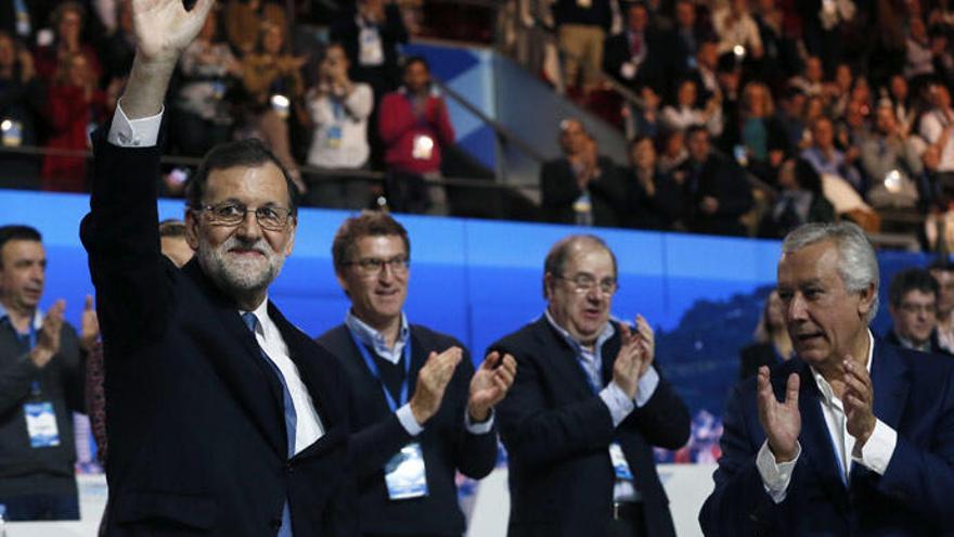 Mariano Rajoy saluda, con Feijóo al fondo. // EFE