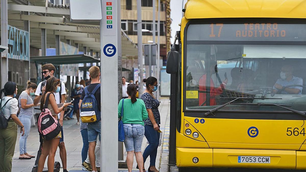 La línea 17 recogiendo pasajeros en la estación de guaguas de San Telmo. | | LP/DLP