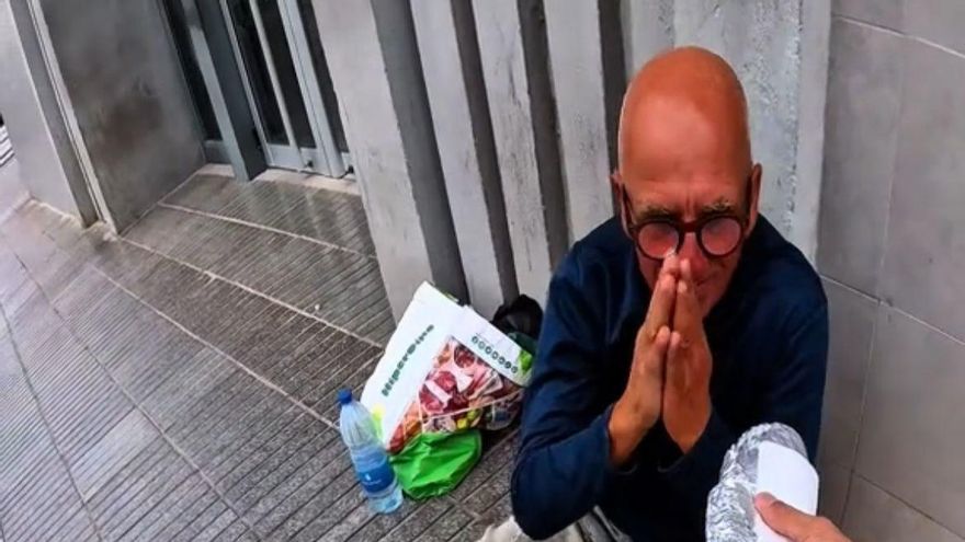 Un tiktoker reparte bocadillos a sintecho en Gran Canaria: así es el gesto que multiplica la esperanza en las calles de Las Palmas de Gran Canaria