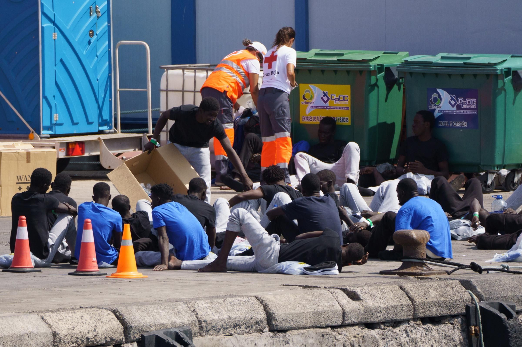 A cayuco arrives this Sunday in Tenerife with 65 people, one of them deceased