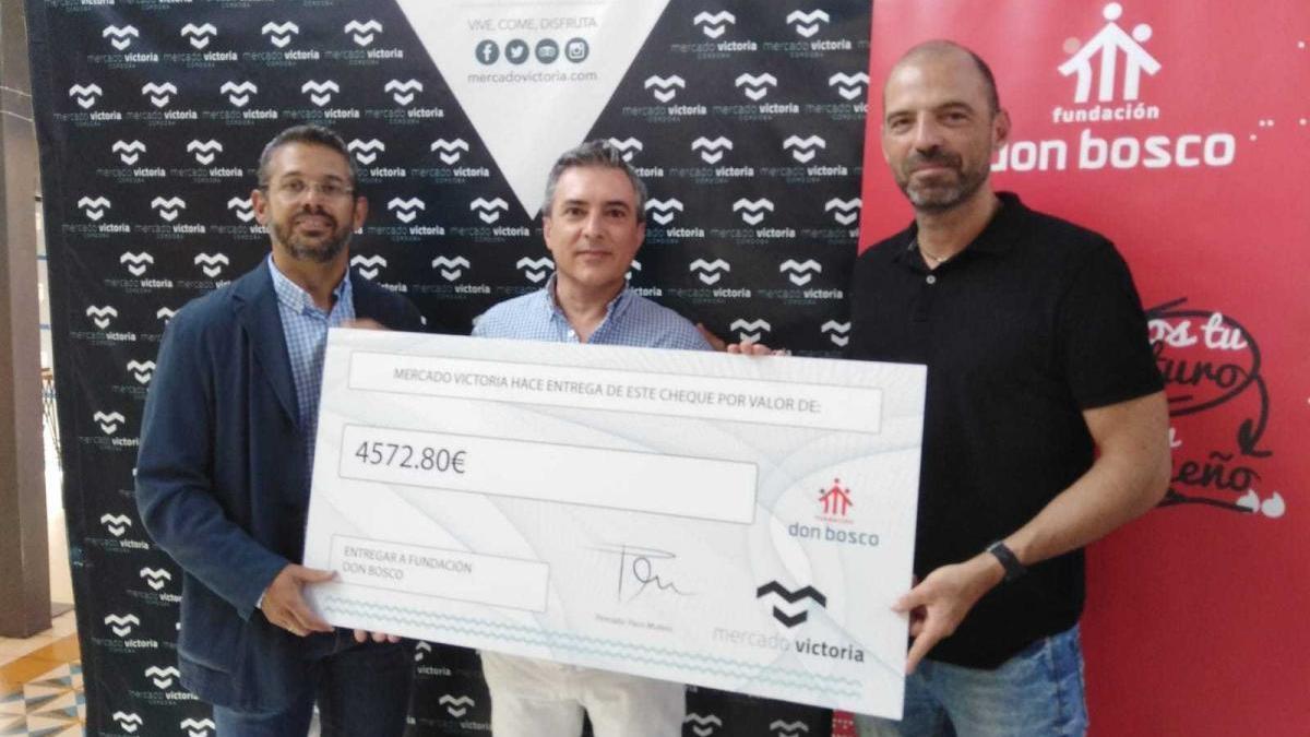 El Mercado Victoria entrega un cheque de más de 4.500 euros a la Fundación Don Bosco