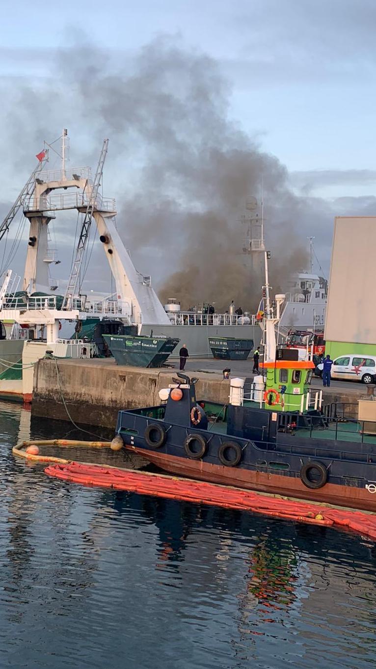 Incendio de un pesquero en el puerto de Vigo