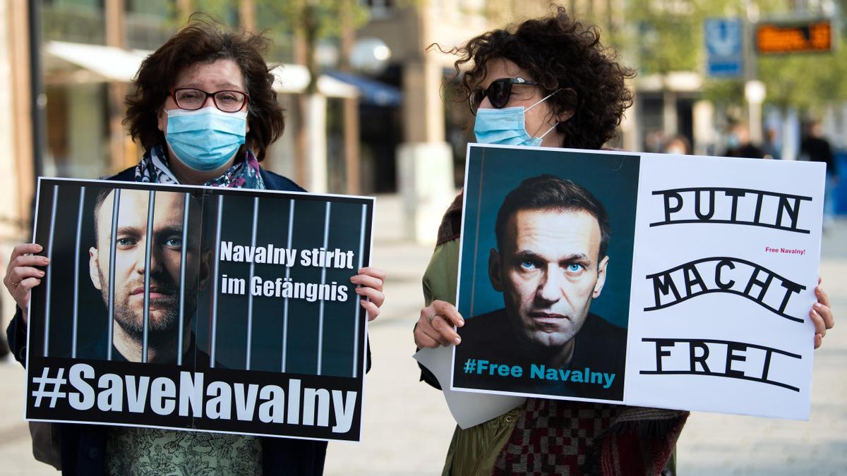 Dos mujeres participan en las marchas a favor de Navalni