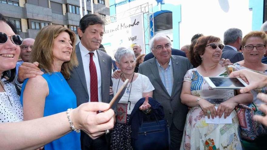 Javier Fernández y Vicente Álvarez Areces, ayer, rodeados de simpatizantes.