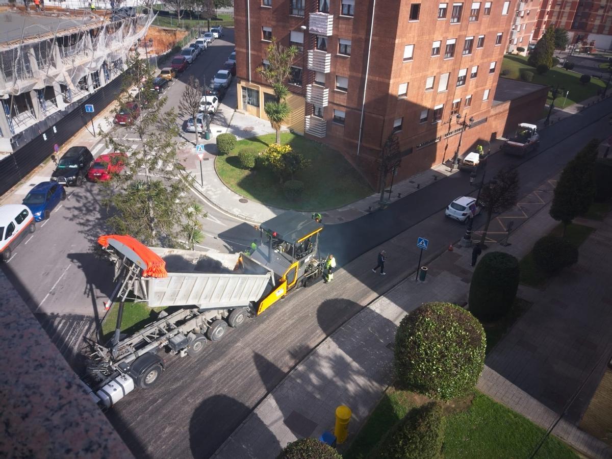 Las máquinas durante los trabajos de asfaltado de La Monxina.