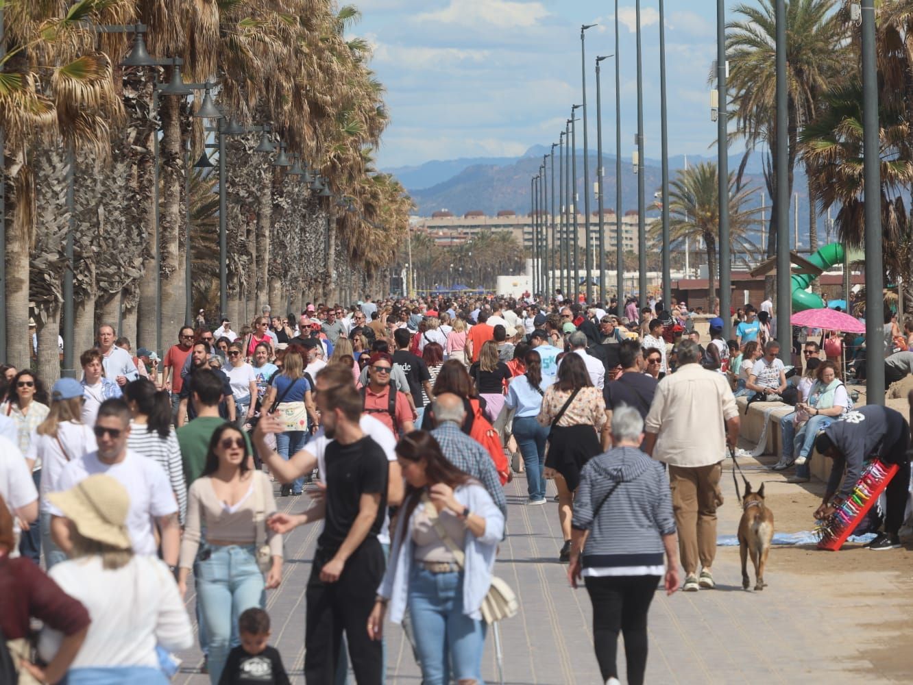 Primeros chapuzones del año en un domingo de sol y playa