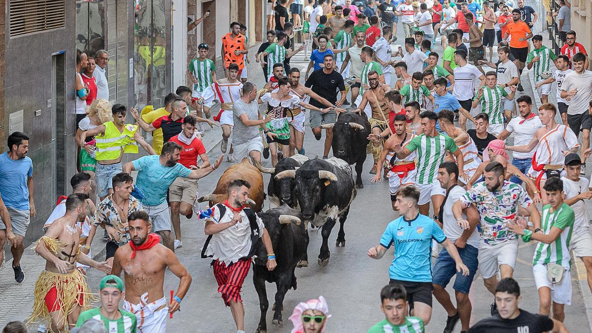 Entre los corredores del encierro del Gallo (Moncofa) hubo muchos peñistas todavía con los disfraces de la noche anterior.