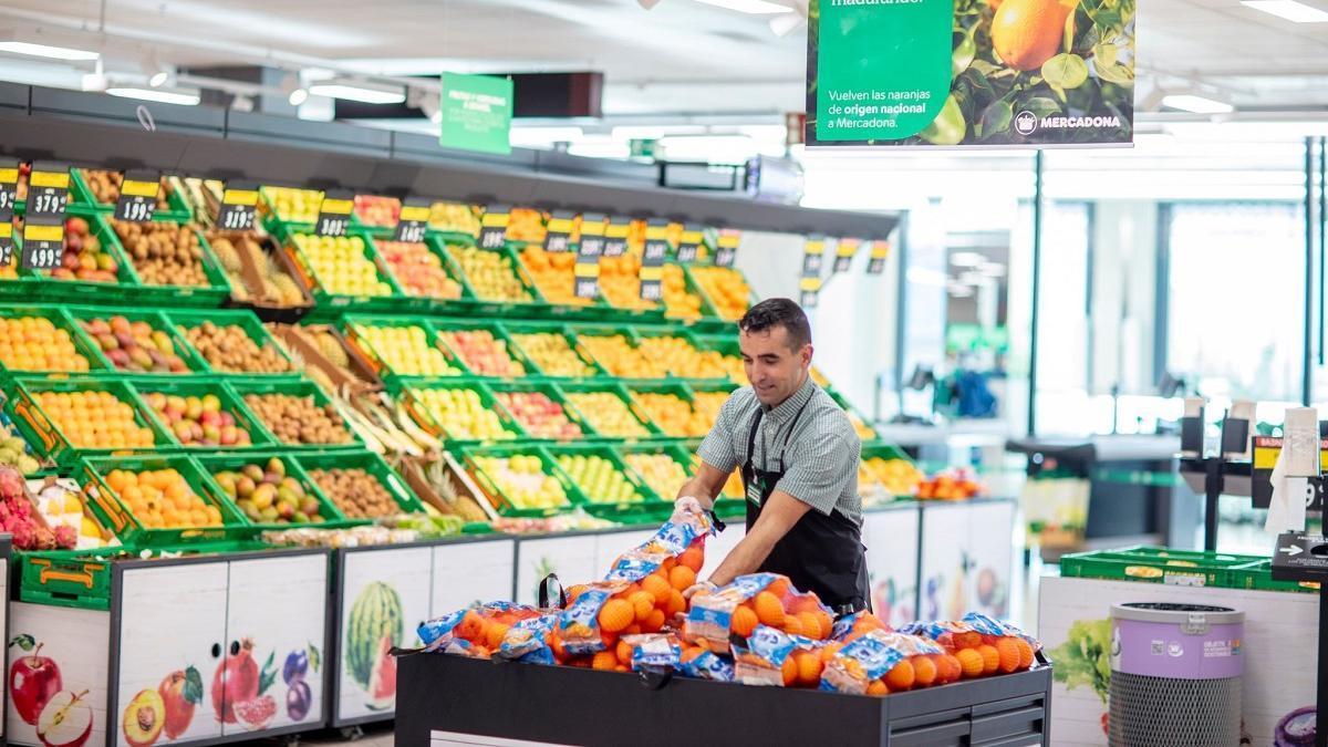 Un trabajador de Mercadona en la sección de frutería de uno de los supermercados de esta cadena alimenticia en Andalucía.