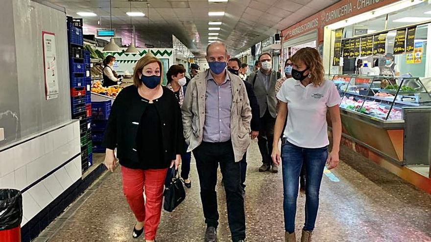 El alcalde recorrió el mercado con las comerciantes. | A.M.