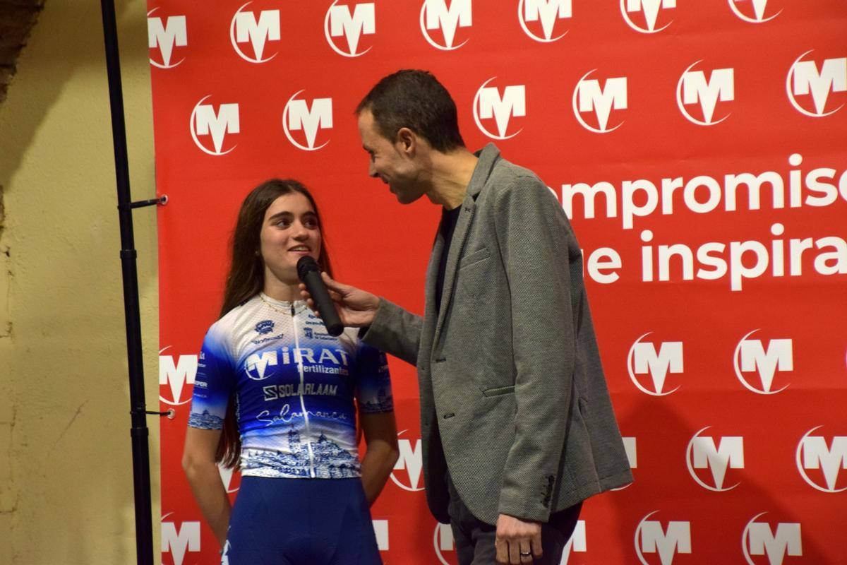 Carla Bañuls es entrevistada en la presentación de su equipo Team Mirat Salamanca
